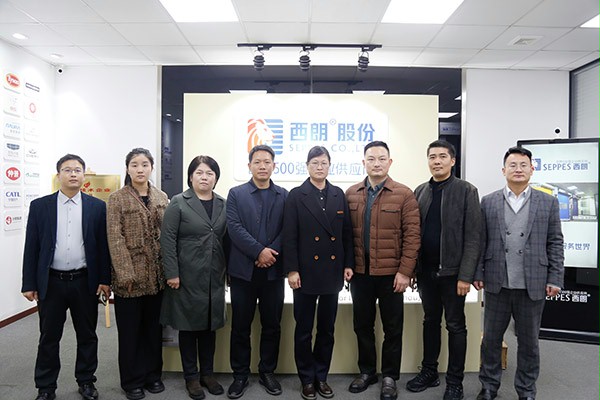 众人在苏州抖音黄色下载APP门业合影留恋 众人在苏州抖音黄色下载APP门业合影留恋